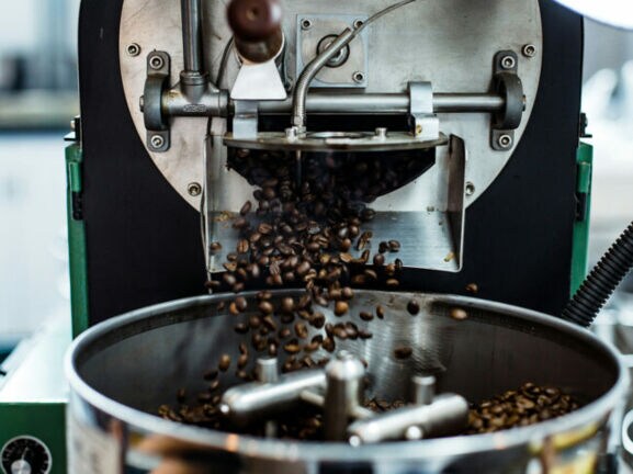 Kaffeeröster in Betrieb