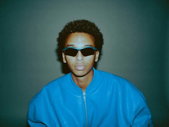 Portraitbild des DJs und Produzenten Temry mit blauer Lederjacke und Sonnenbrille