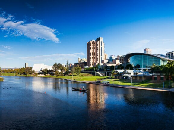 Eine Gondel auf dem Torrens River vor der Skyline Adelaides