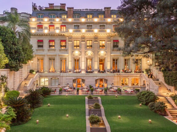 Außenansicht der Fassade und Gärten des Luxushotels Palacio Duhau in Buenos Aires bei Dämmerung.