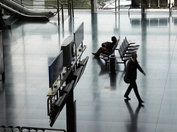 Aufnahme einer Wartehalle mit zwei Reisenden im EuroAirport Basel-Mulhouse-Freiburg.