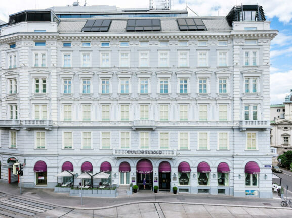 Luxushotel mit heller, modernisierter Altbaufassade im Stadtzentrum.