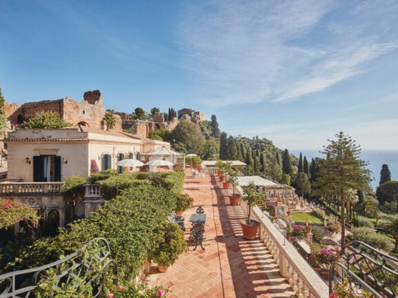 Luxushotelanlage im italienischen Villenstil mit Garten auf einem Hügel am Meer.