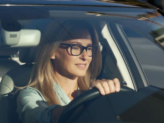 Businesswoman im Auto