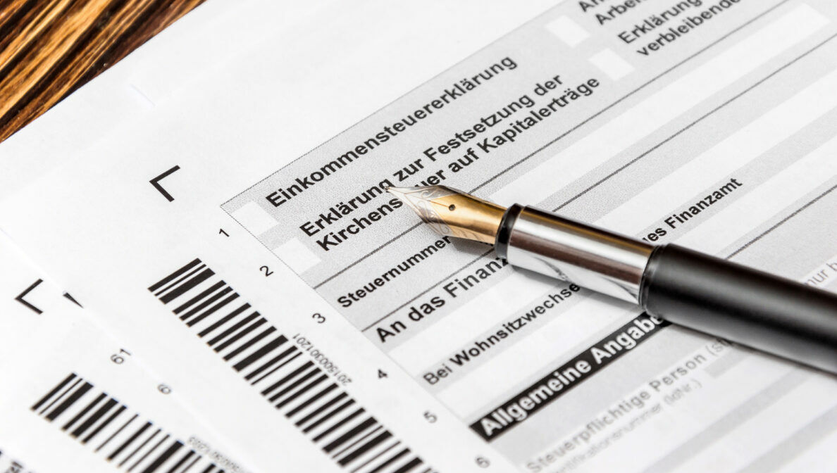 Ein Füller liegt auf einer auszufüllenden Einkommenssteuererklärung