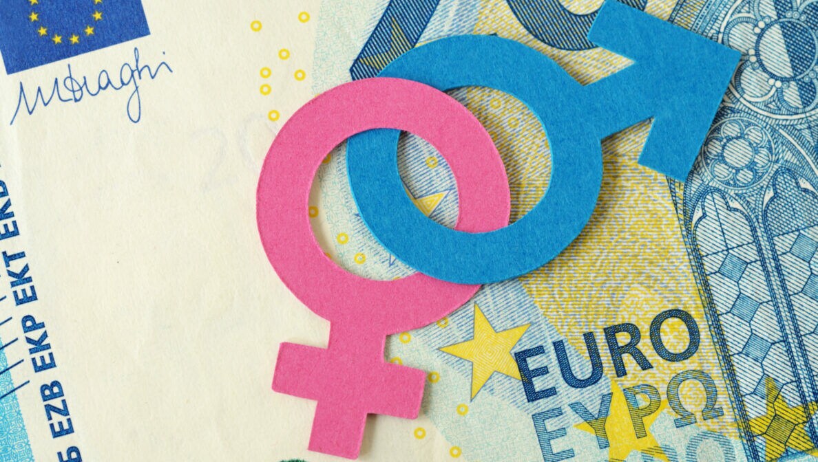 Die Symbole für Mann und Frau liegen auf einem 20-Euro-Schein