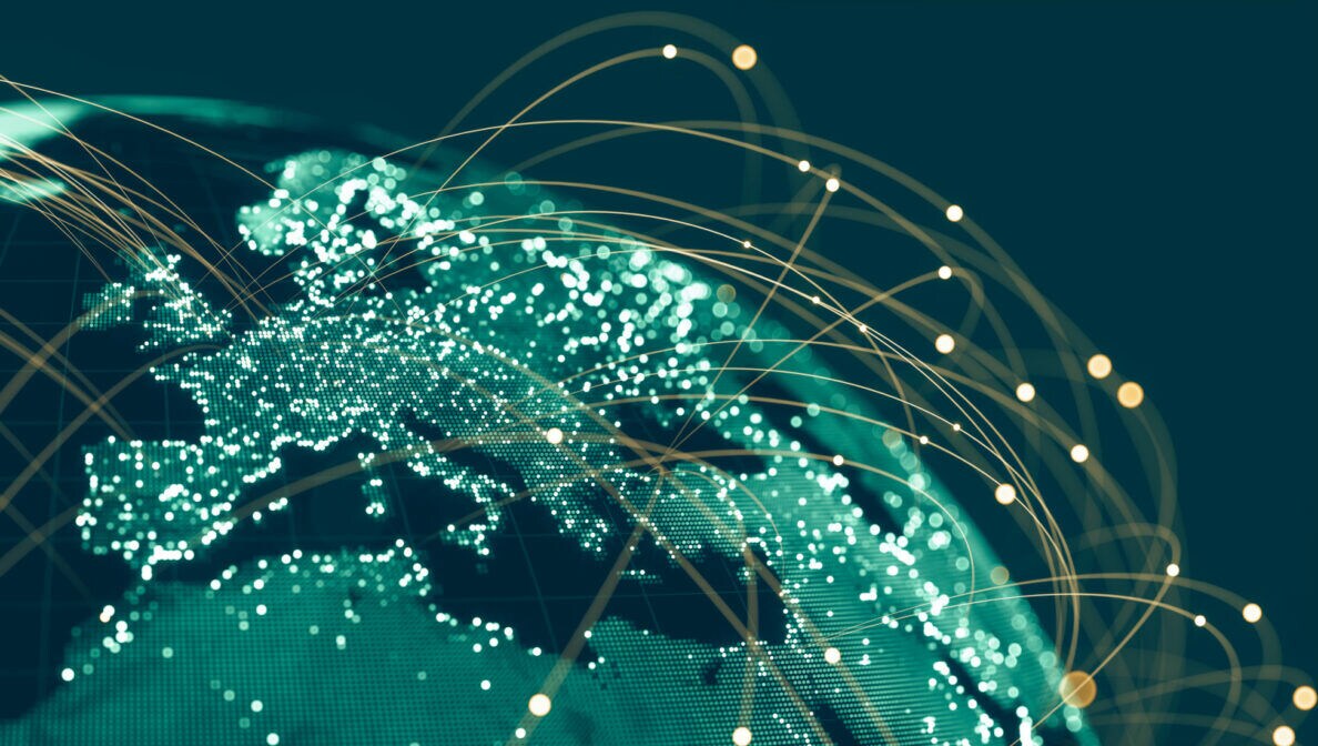Digitaler Globus mit leuchtenden Bögen, die Länder miteinander verbinden.