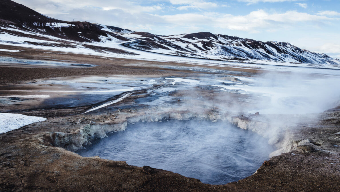 Eine heiße Quelle in einem Geothermalgebiet auf Island.