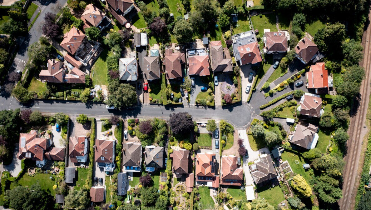 Luftaufnahme einer Sackgasse in einem Wohngebiet mit Einfamilienhäusern und Grünflächen.