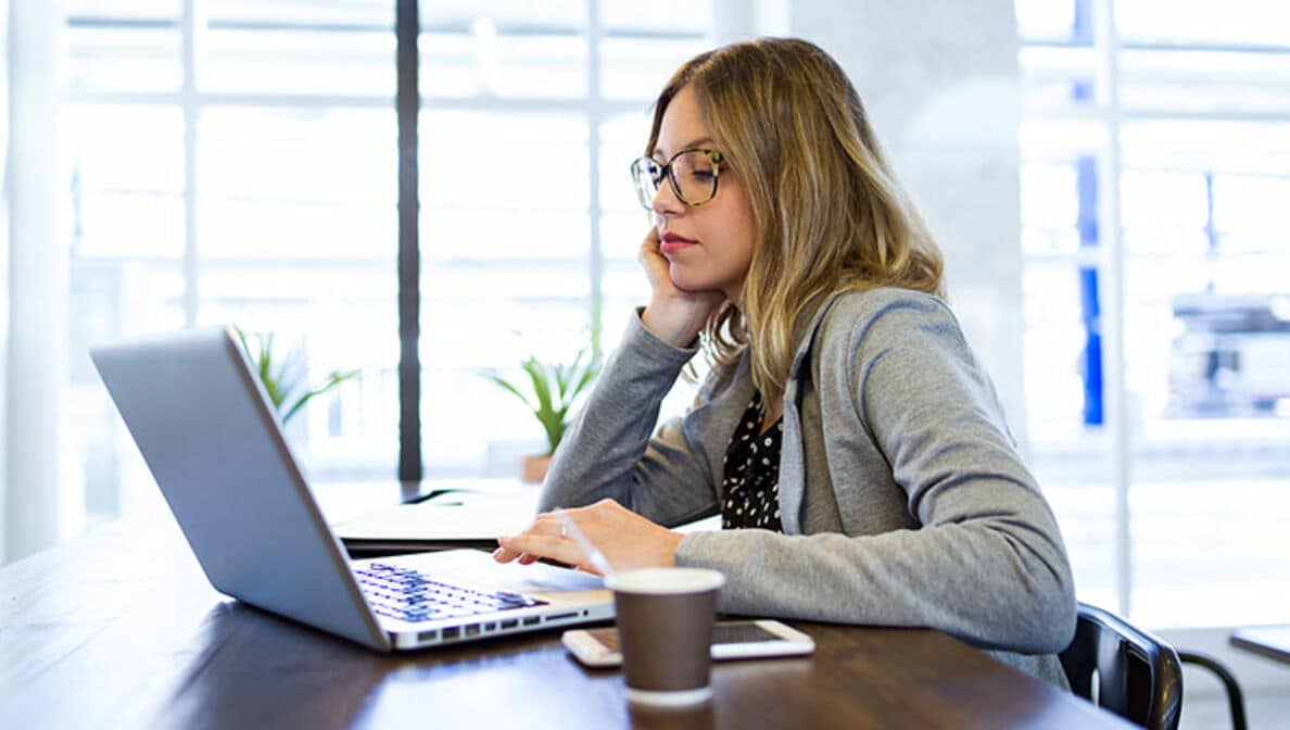 Freelancerin arbeitet am Laptop.