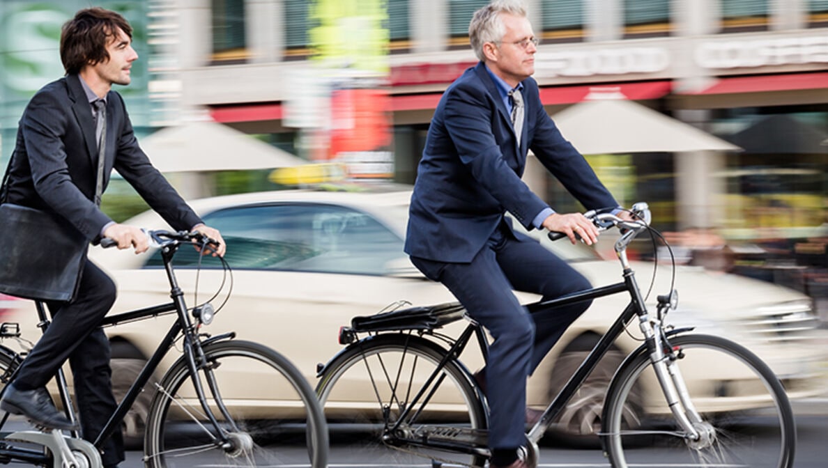 Zwei Personen auf dem Fahrrad