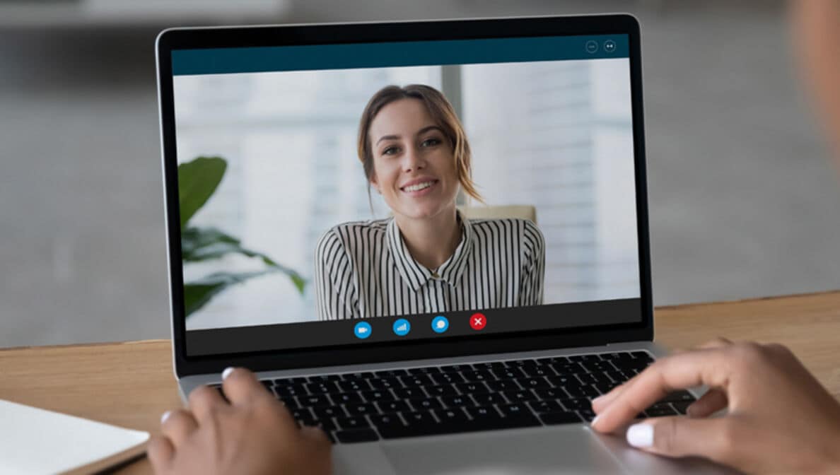 Blogbild: Es ist eine Frau auf einem Laptop zu sehen