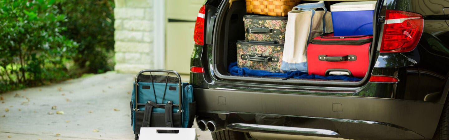 Aufnahme eines Autos mit geöffneter Heckklappe, das voll beladen ist.