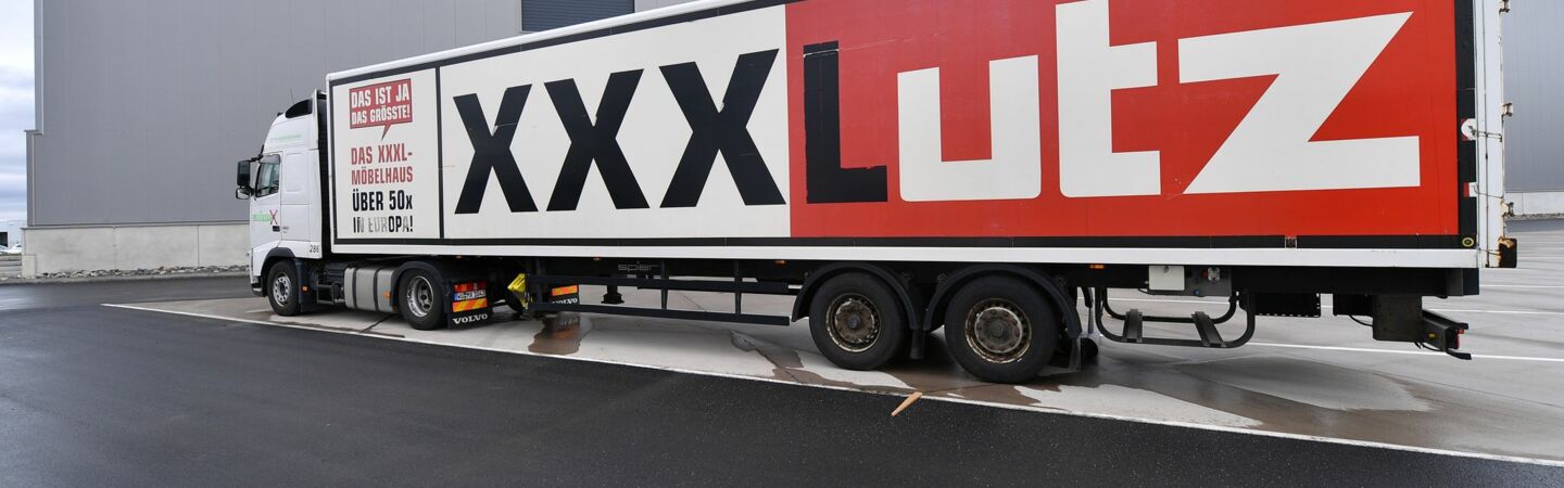 «Logistikcenter» steht an der Fassade des zukünftigen XXXLutz E-Commerce-Logistikzentrums am Erfurter Kreuz. Der österreichische Möbelriese XXXLutz hat nach der Übernahme von home24 den Berliner Online-Möbelhändler von der Börse genommen. (zu dpa: «Möbelkonzern XXXLutz übernimmt Porta»)