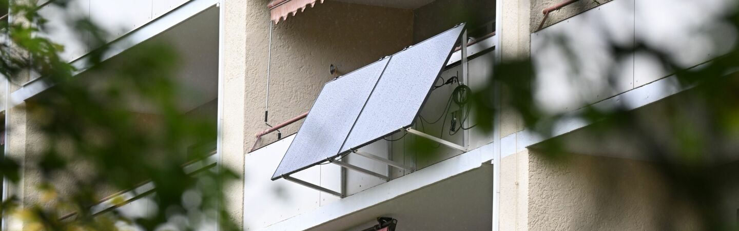 Solarmodule zur Stromerzeugung sind an einem Balkon eines Wohnhauses angebracht. (zu dpa: «Zahl der Balkonkraftwerke verdoppelt»)