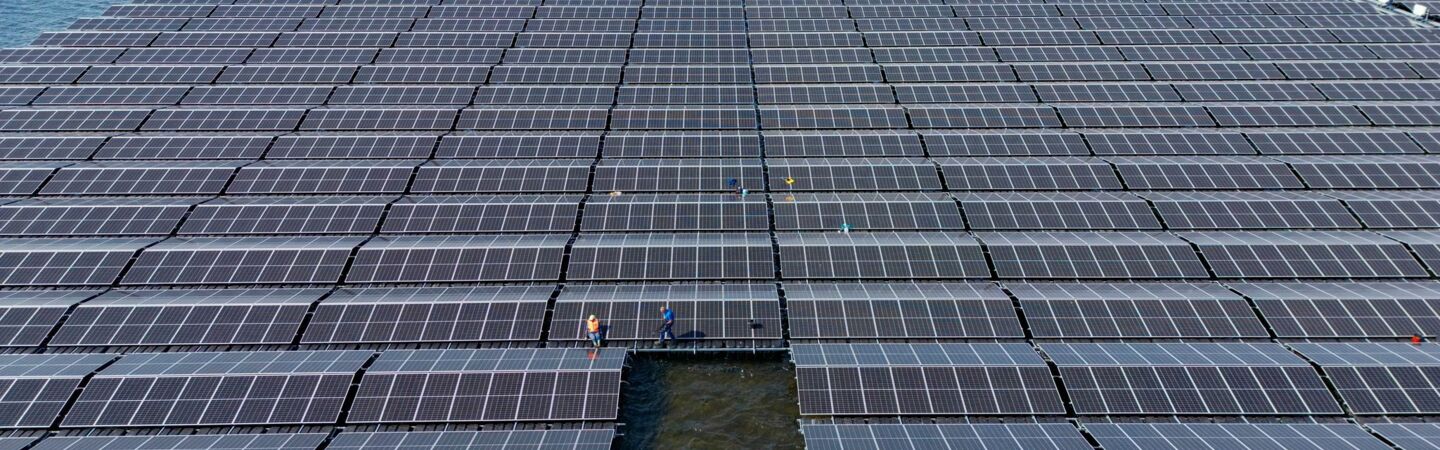 Auf dem Cottbuser Ostsee, einem gefluteten ehemaligen Braunkohletagebau, wird derzeitig eine große Floating-PV-Anlage der LEAG Lausitz Energie Bergbau AG errichtet (Luftaufnahme mit einer Drohne). (zu dpa: «Experten sehen Forschungsbedarf für PV-Anlagen auf dem Meer»)