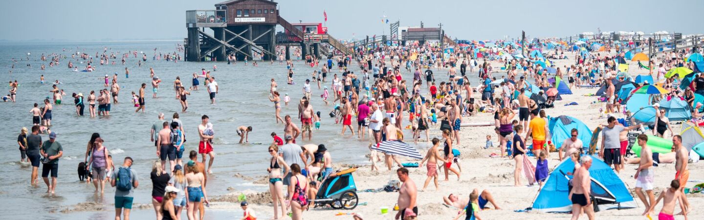 Zahlreiche Touristen sind bei Sonnenschein am Strand an der Nordsee unterwegs. (zu dpa: «Deutschland-Tourismus steuert auf Rekordjahr zu»)