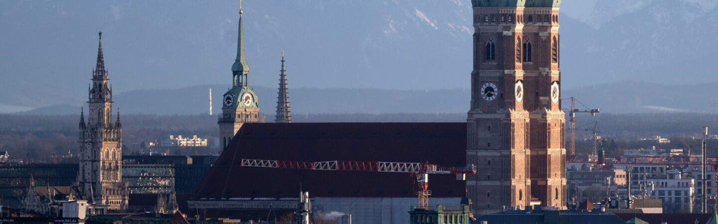 Die Türme des Rathauses (l-r), der Kirche „Alter Peter“ und der Frauenkirche zeichnen sich vor den Alpen ab. (zu dpa: «Start-ups bekommen mehr Geld - Bayern überholt Berlin»)