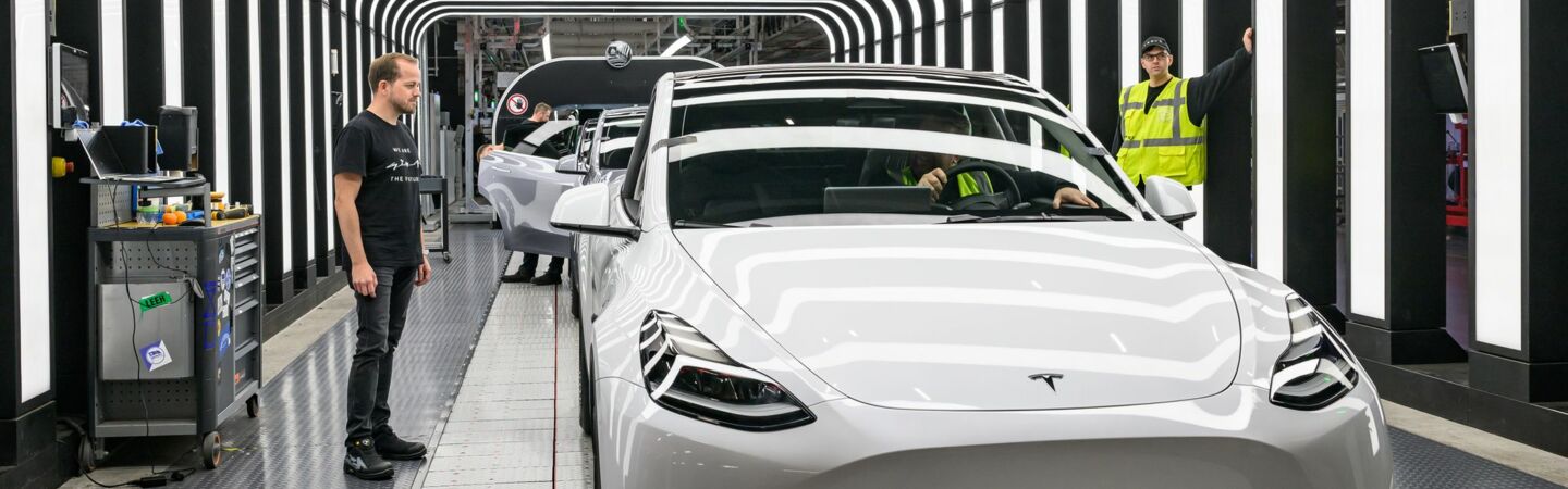 André Thierig, Werksleiter der Tesla Gigafactory Berlin-Brandenburg, steht an der Endkontrolle der Produktion von Elektrofahrzeugen vom Typ Model Y. (zu dpa: «Tesla startet deutsche Fertigung des neuen Model Y»)