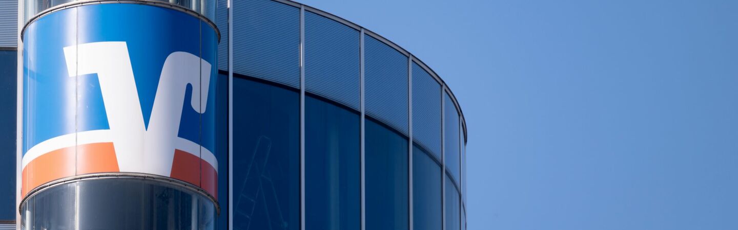 Das Logo der Volksbank ist an einem Gebäude der Volksbank Stuttgart in der Innenstadt zu sehen. (zu dpa: «Auftakt der Tarifrunde für Volksbanken»)