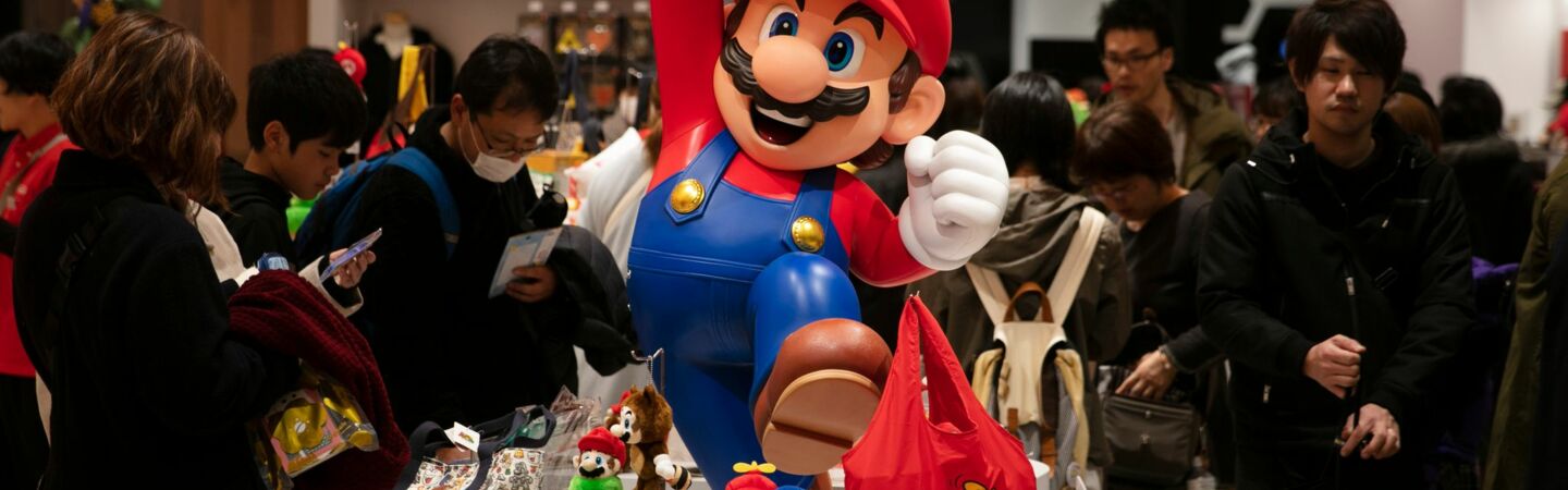 Eine Super Mario-Figur steht in Nintendos offiziellem Laden im Shibuya-Distrikt von Tokio auf einem Ausstellungstisch. Super Mario ist eine der bekanntesten Figuren von Nintendo. (zu dpa: «Nintendo zeigt Ausblick auf neue Spielekonsole Switch 2»)