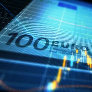 Ein digitaler Aktienkurs auf einem Display, der über einem digitalen Euroschein liegt.