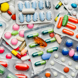 Diverse Tabletten in Sichtverpackungen liegen verteilt herum.