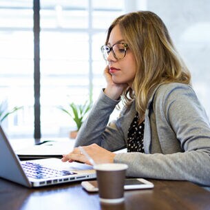 Freelancerin arbeitet am Laptop.