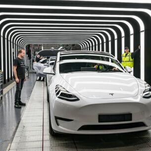 André Thierig, Werksleiter der Tesla Gigafactory Berlin-Brandenburg, steht an der Endkontrolle der Produktion von Elektrofahrzeugen vom Typ Model Y. (zu dpa: «Tesla startet deutsche Fertigung des neuen Model Y»)