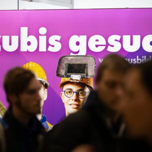 Besucher stehen auf der Jobmesse «KarriereStart» vor dem Schriftzug «Azubis gesucht». (zu dpa: «Studie: Viele Jugendliche könnten schneller in Ausbildung»)