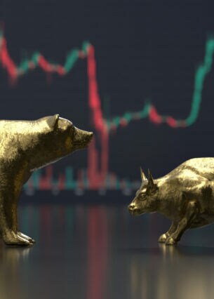 Bulle-und-Bär-Figuren vor einem Aktienchart