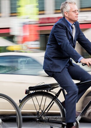 Zwei Personen auf dem Fahrrad