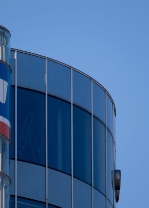 Das Logo der Volksbank ist an einem Gebäude der Volksbank Stuttgart in der Innenstadt zu sehen. (zu dpa: «Auftakt der Tarifrunde für Volksbanken»)