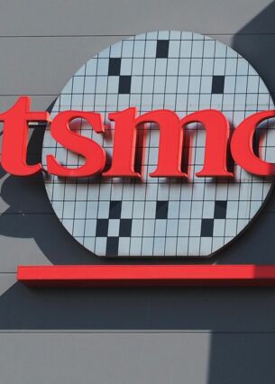 Das Logo des Chipherstellers TSMC an einem Gebäude. (zu dpa: «Nachfrage nach KI-Chips treibt Gewinn von TSMC»)