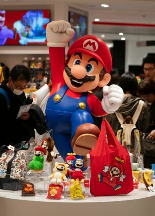 Eine Super Mario-Figur steht in Nintendos offiziellem Laden im Shibuya-Distrikt von Tokio auf einem Ausstellungstisch. Super Mario ist eine der bekanntesten Figuren von Nintendo. (zu dpa: «Nintendo zeigt Ausblick auf neue Spielekonsole Switch 2»)