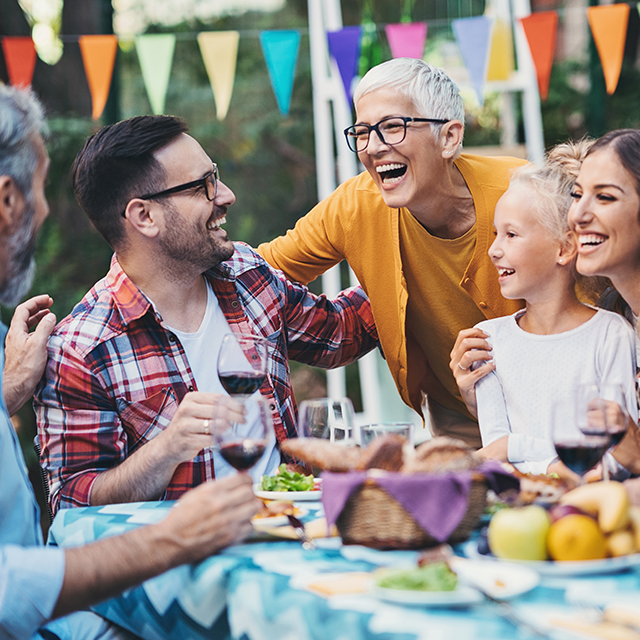 Famille durant un dîner