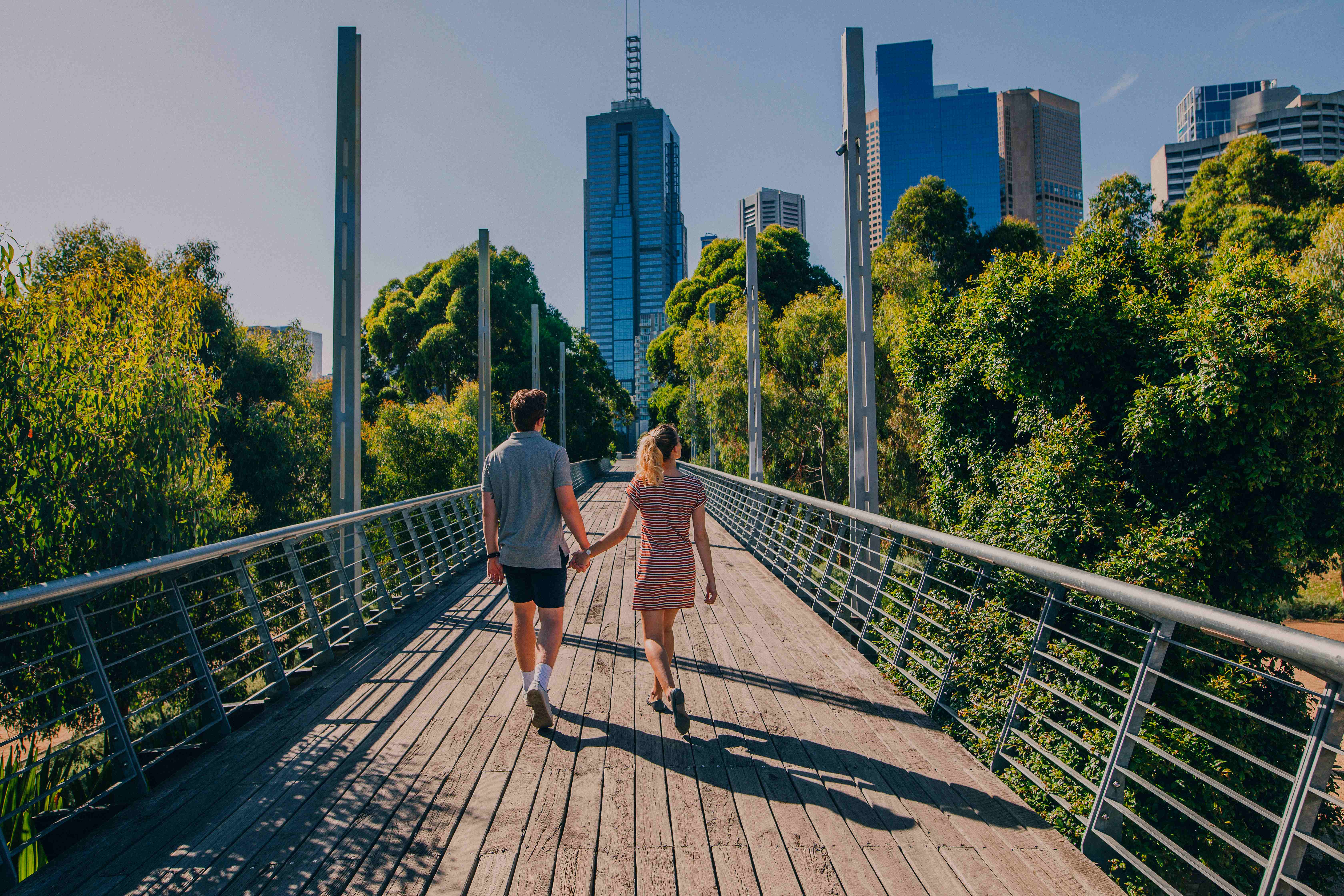 Deux personnes sur un pont