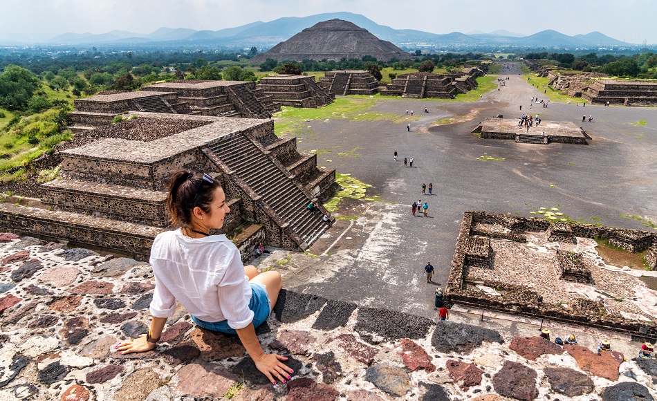 Femme en haut d'une pyramide 