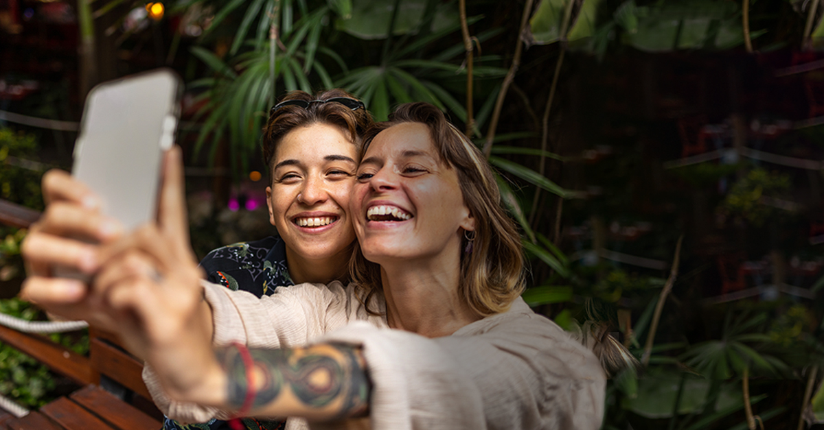 Zwei Frauen, die ein Seflie von sich aufnehmen.